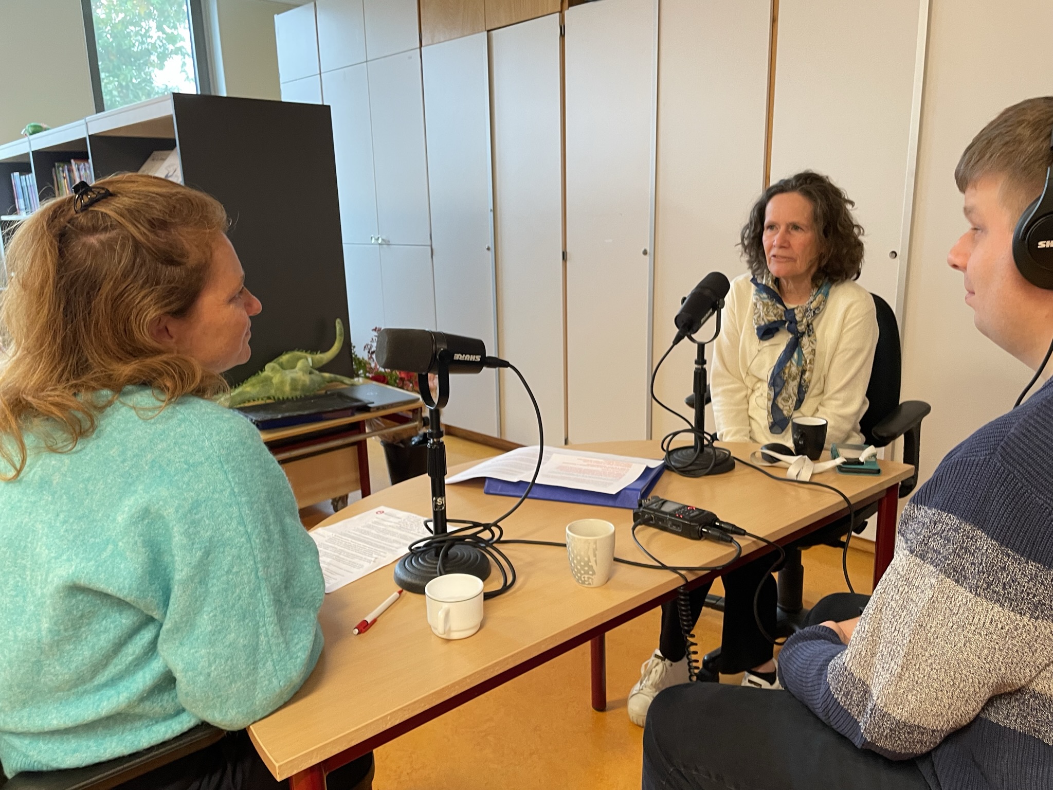 Janneke Bakker, Mariëlle Urselmann en de audiotechnicus tijdens de opname van de podcast.