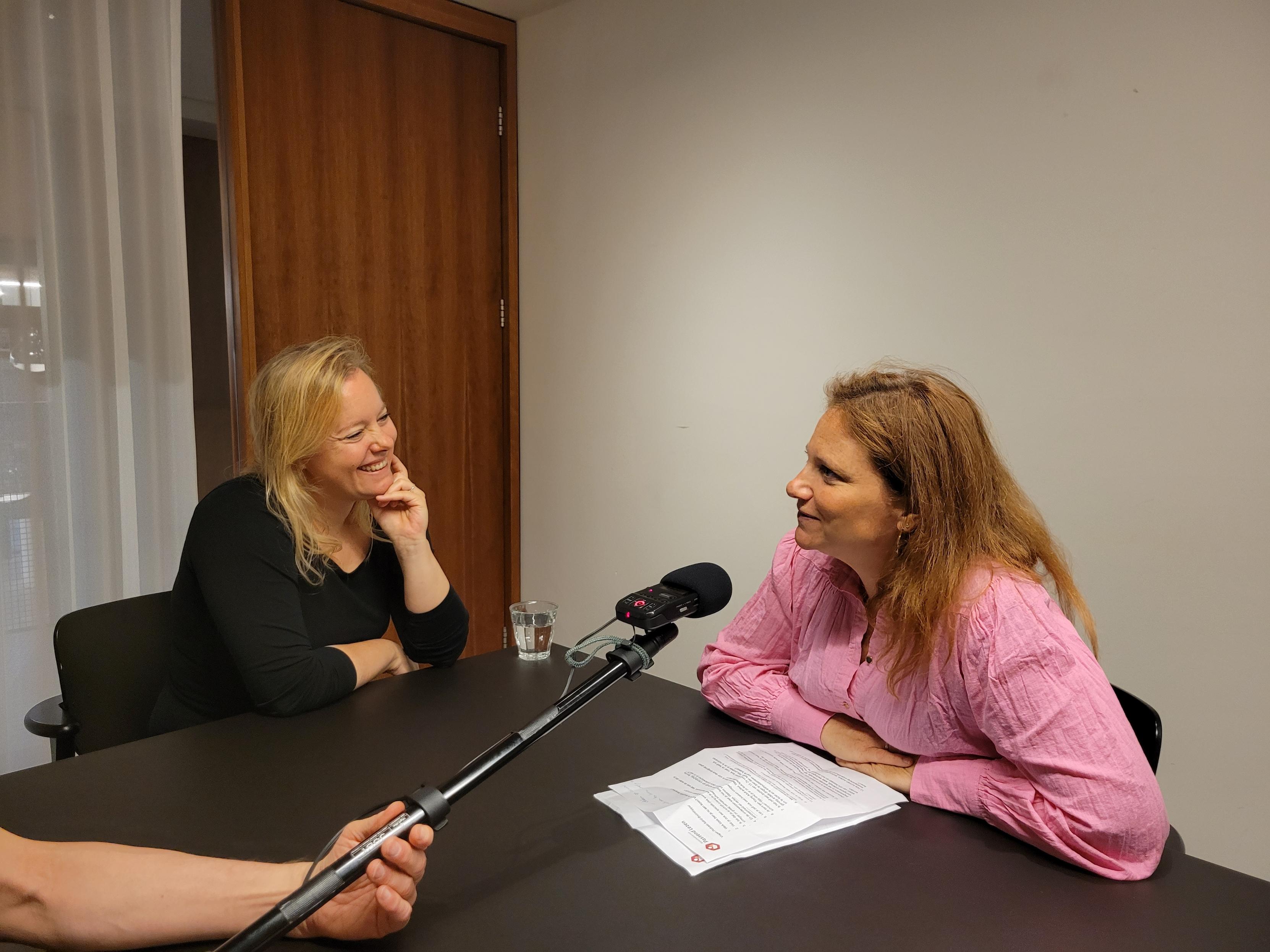 Janneke Bakker, Astrid Boonstoppel en de audiotechnicus tijdens de opname van de podcast.