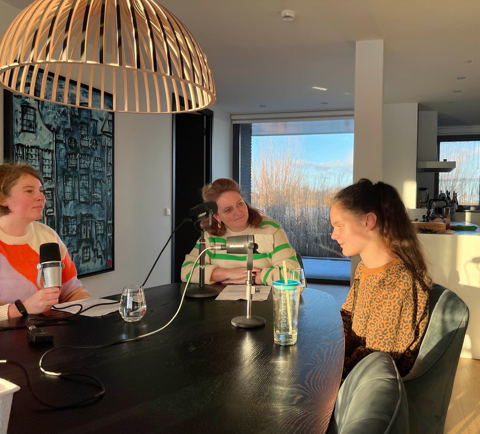 Janneke Bakker, Tess en haar (ambulant) begeleider tijdens de opname van de podcast.