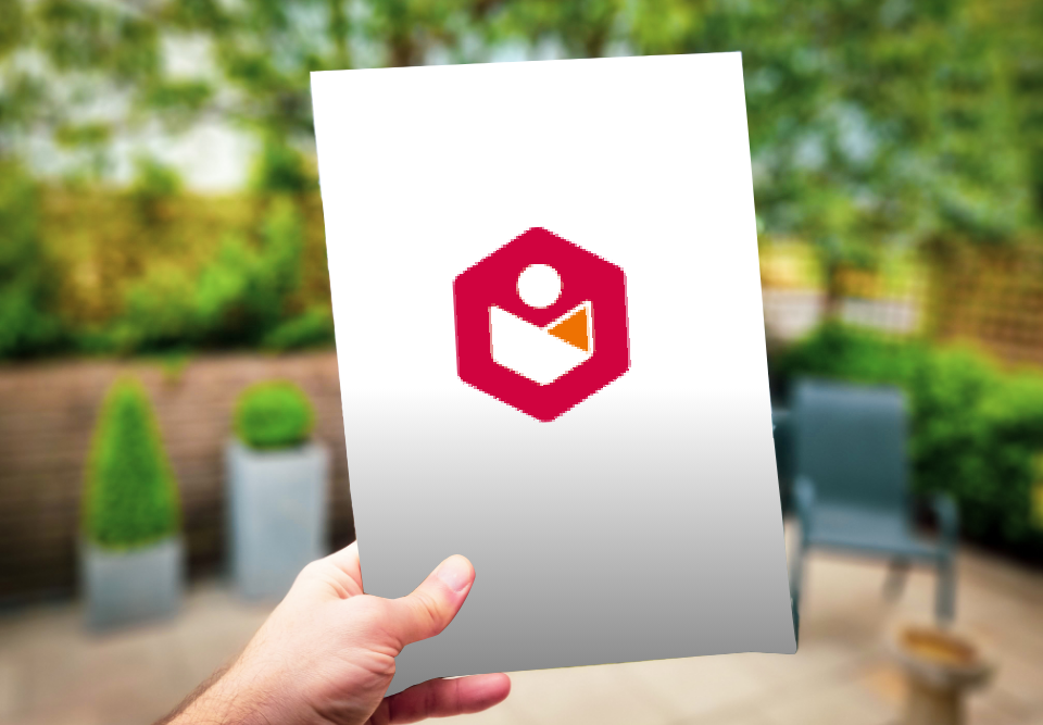 Persoon deelt kosteloos een Passend Lezen-folder uit: informeer collega’s, vrienden en familie kosteloos over onze diensten en mogelijkheden!