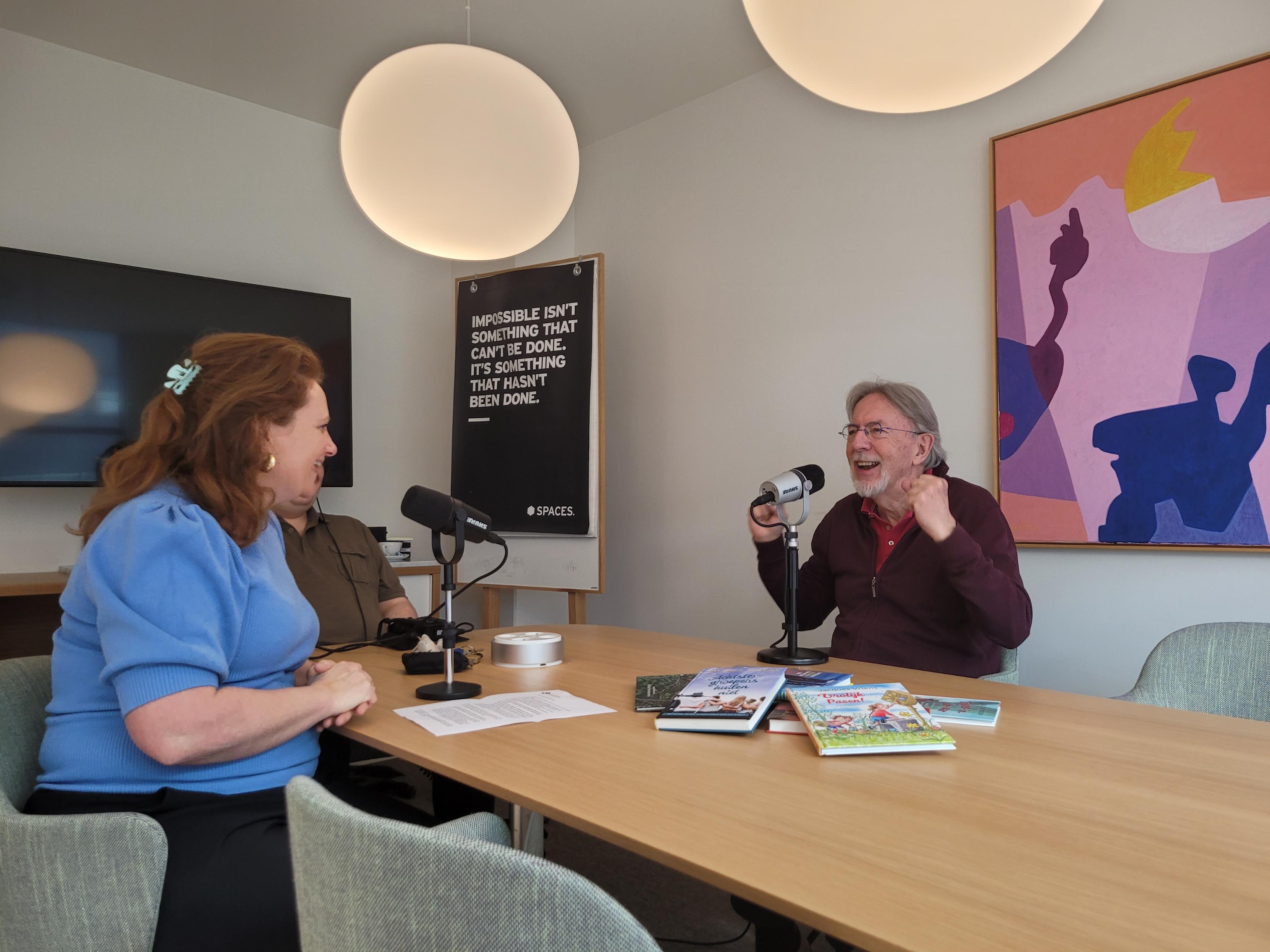 Janneke Bakker en Jacques Vriens tijdens de opname van de podcast.